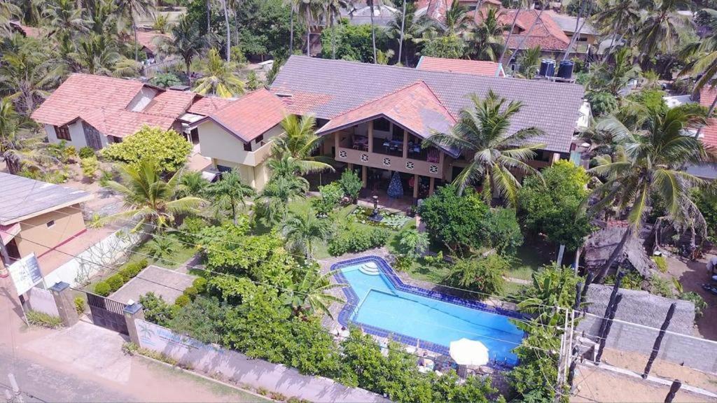 Solomon Beach Hotel Marawila Exterior photo