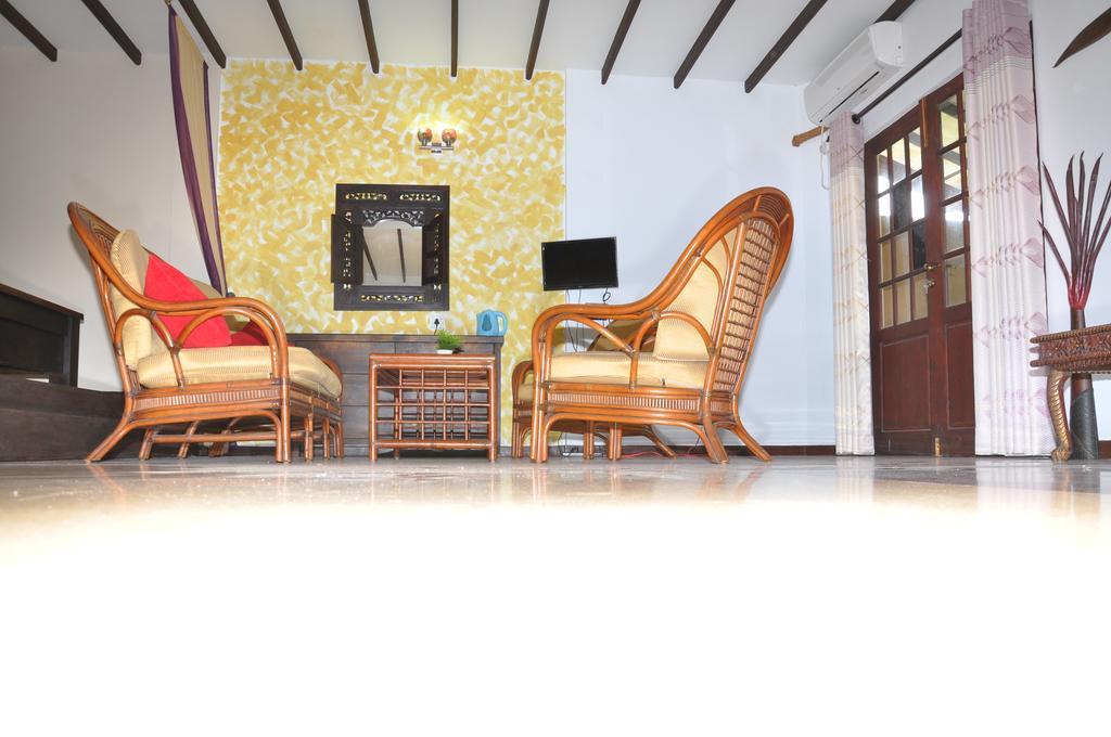 Solomon Beach Hotel Marawila Exterior photo