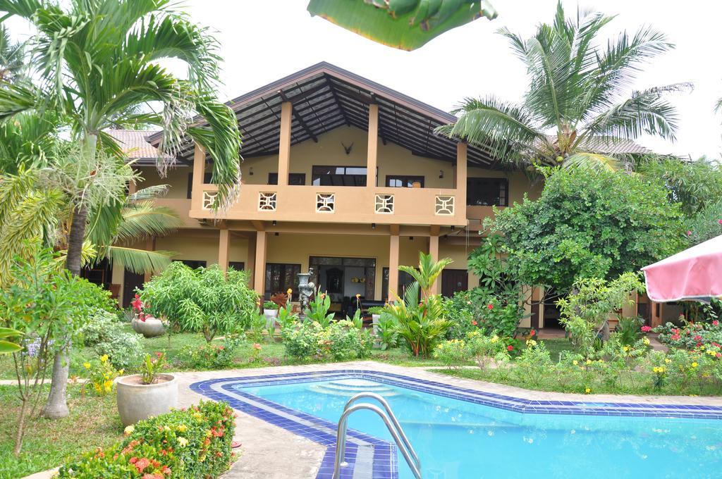 Solomon Beach Hotel Marawila Exterior photo