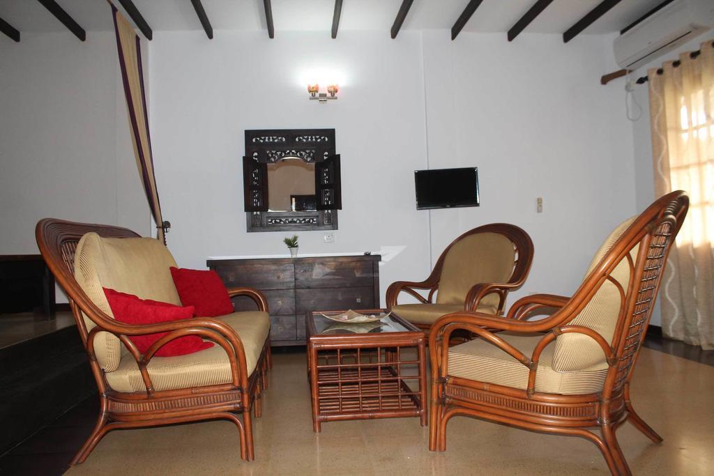 Solomon Beach Hotel Marawila Exterior photo